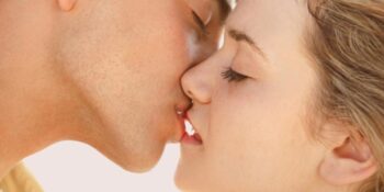 Conheça a curiosa enfermidade chamada de ”doença do beijo”