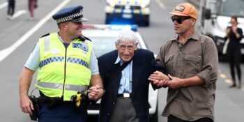 Mesmo com dificuldades para andar, senhor de 95 anos vai de ônibus a protesto contra racismo