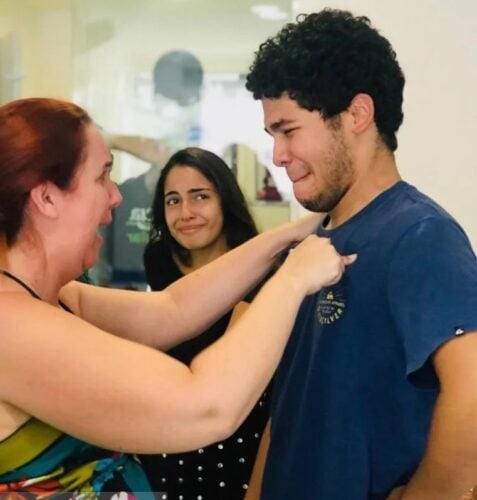 2 2 Jovem que fazia faxina para pagar cursinho passa em medicina na USP 2 2