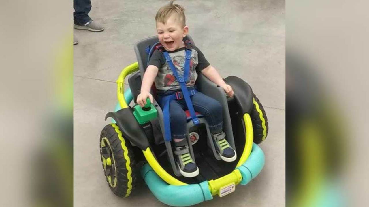 Alunos constroem cadeira de rodas motorizada para menino de 2 anos