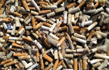 Cigarros estão poluindo o mar mais do que plástico