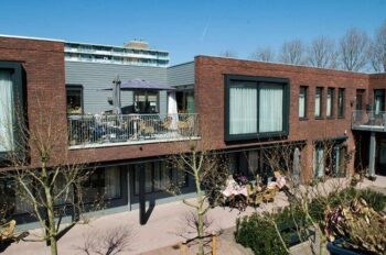 Conheça a linda vila holandesa projetada para idosos com Alzheimer