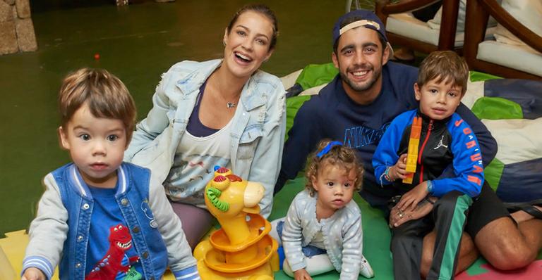 7 mães famosas que não fingem ter uma vida perfeita com seus filhos