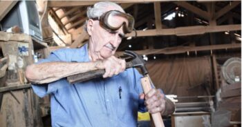 Carpinteiro usa seu tempo livre para construir muletas para pessoas carentes