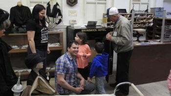 Em apenas 1 tentativa, homem abre cofre que estava trancado há 40 anos em museu