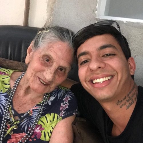 Jovem resgata idosa que vivia em situação insalubre e leva pra casa