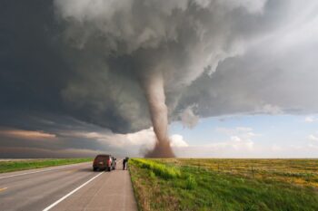 Homem arrisca vida para fotografar a formação de tornados