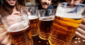 Beber cerveja é mais eficaz que usar cremes anti-idade, entenda
