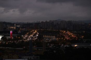 Cidade brasileira tem dia trocado pela noite devido à frente fria