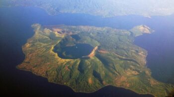 Conheça o vulcão que está em uma ilha, dentro de uma lago que está dentro de outra ilha