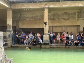Mulher toma banho em piscina proibida de 2 mil anos