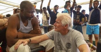 Richard Gere ajuda 121 imigrantes levando água e comida