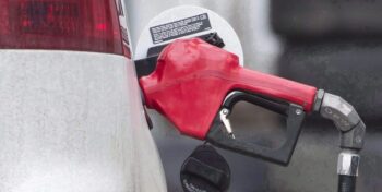 Usar o celular perto de uma bomba em um posto de gasolina pode explodir tudo?