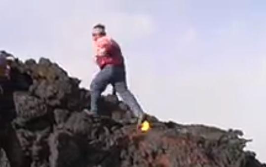 Vídeo surpreendente mostra homem correndo sobre lava