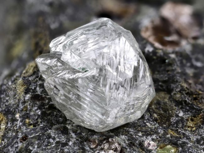 Mineral misterioso é descoberto em um diamante no manto da Terra