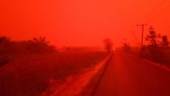 Por que o céu da Indonésia ficou vermelho sangue?