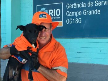Conheça o cachorro que foi adotado por um gari e agora ajuda a limpar as ruas