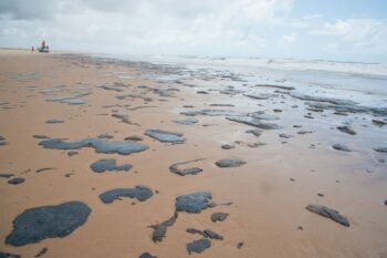 O que são essas manchas de óleo, nas praias do Nordeste, que estão intrigando o IBAMA?