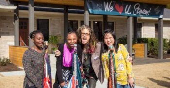 Steven Tyler inaugura abrigo para meninas vítimas de abuso