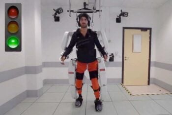 Veja um homem tetraplégico andando com um exoesqueleto