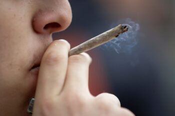 Empresa está pagando 3000 dólares por mês para fumarem maconha