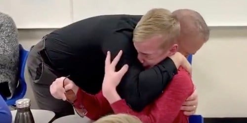 Este vídeo emocionante mostra óculos que ajuda uma criança de 12 anos a ver cores