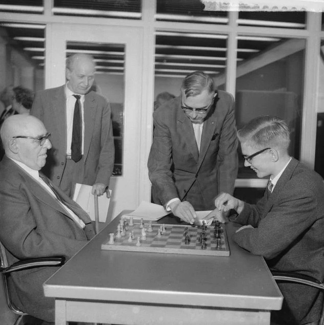 1001Arts - A morte jogando xadrez (em sueco: Döden spelar