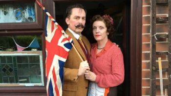 Conheça o casal que se recusa a viver a modernidade e está preso nos anos 1940
