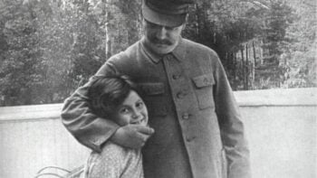 O que pensava e como era a vida da filha de Stálin, que fugiu para os EUA?