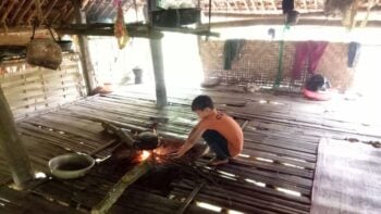 Como é a vida do vietnamita de 10 anos que vive completamente sozinho após morte de sua família?