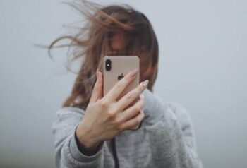 Entenda porque algumas pessoas apagam a foto de perfil quando estão tristes