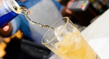Entenda os riscos de tomar álcool com energético e fique atento