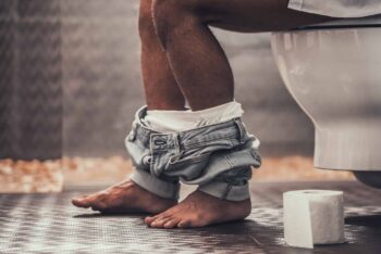 Afinal, é mais saudável para os homens fazer xixi em pé ou sentados?