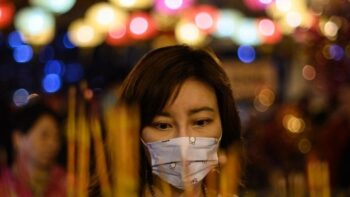Vídeo emocionante mostra como os moradores de Wuhan em quarentena estão se apoiando