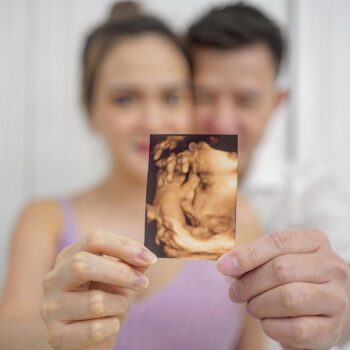 Mãe realiza ensaio fotográfico da filha ainda no útero e choca com as fotos realistas