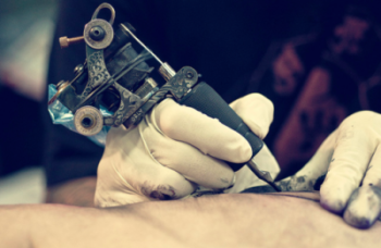 Vietnamita passa 24 horas tatuando o retrato da noiva em sua pele
