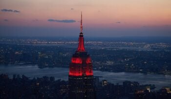 O que significa a luz vermelha e branca no topo do prédio mais importante dos Estados Unidos?