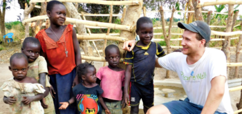 Garoto, aos seis anos de idade, realiza o sonho de levar água potável para a África e hoje, adulto, possui própria fundação