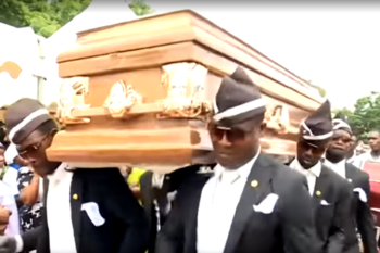 Qual a origem do meme dos dançarinos de funeral?