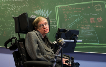 Família de Stephen Hawking doa o respirador pessoal a hospital para combate à Covid-19 no Reino Unido