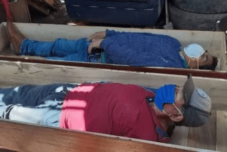 Esse prefeito peruano se fingiu de morto para furar a quarentena e beber com amigos