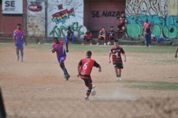 Esse homem organizou uma partida de futebol entre quem não estava infectado e quem estava com Covid-19