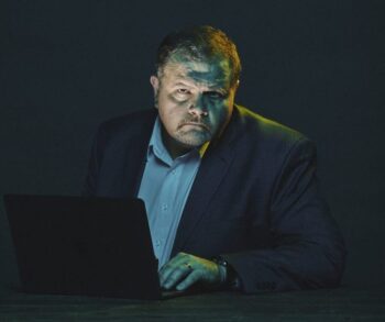 Conheça a história do homem que ganhava US$ 40 mil por dia fraudando cartões de crédito