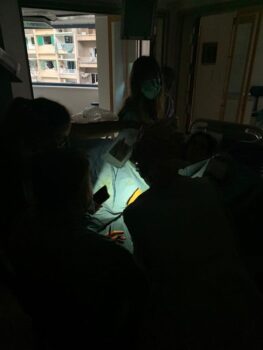 Vídeo impressionante mostra mulher dando à luz em meio à explosão de Beirute