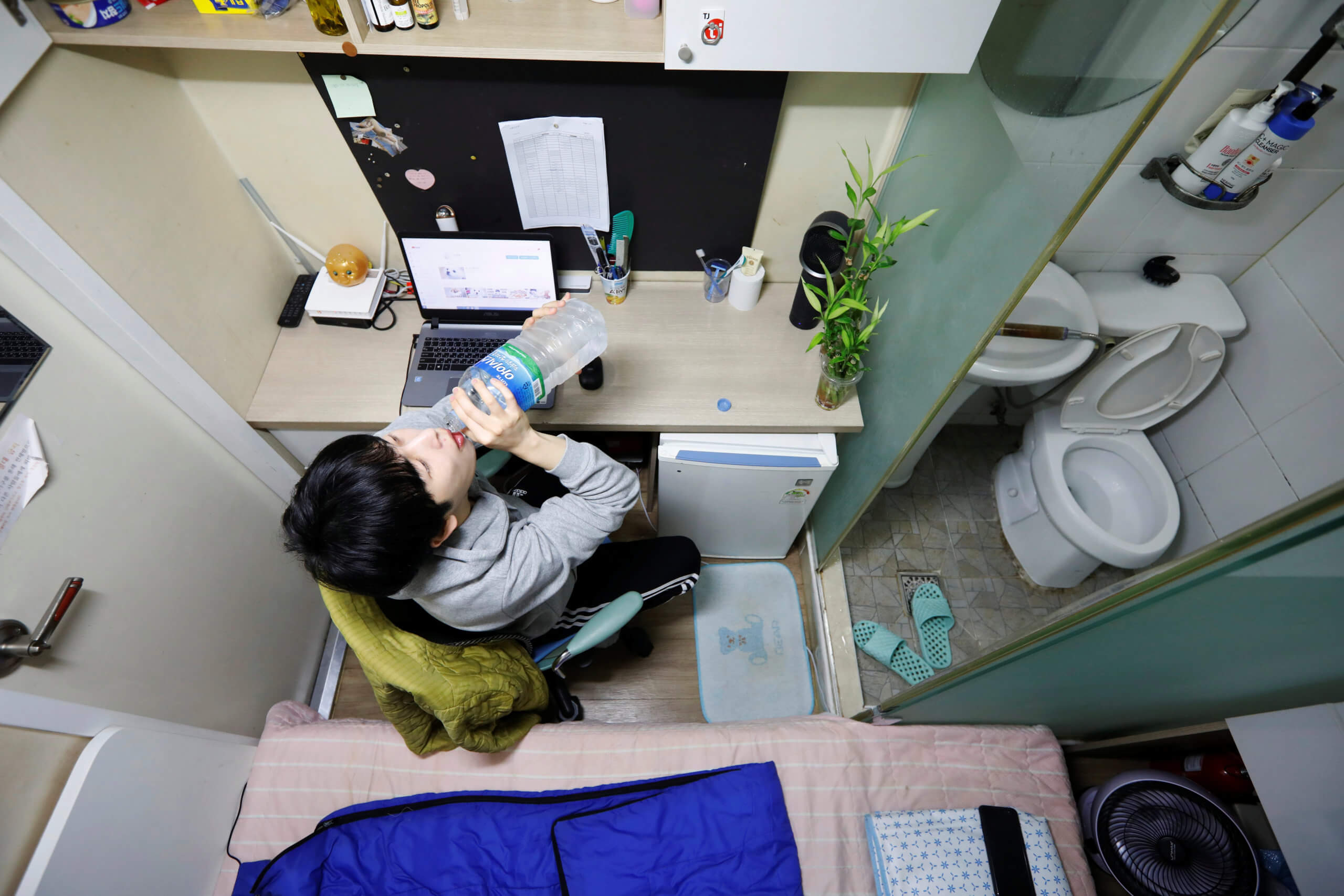 Fotógrafo mostra a triste realidade das pessoas que moram em cômodos de 4 metros quadrados na Coreia do Sul