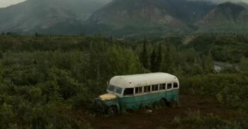 Ônibus abandonado no Alasca se tornou um ponto turístico tão perigoso que precisou ser removido