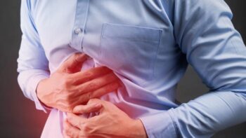 Homem fica sete meses com celular no estômago