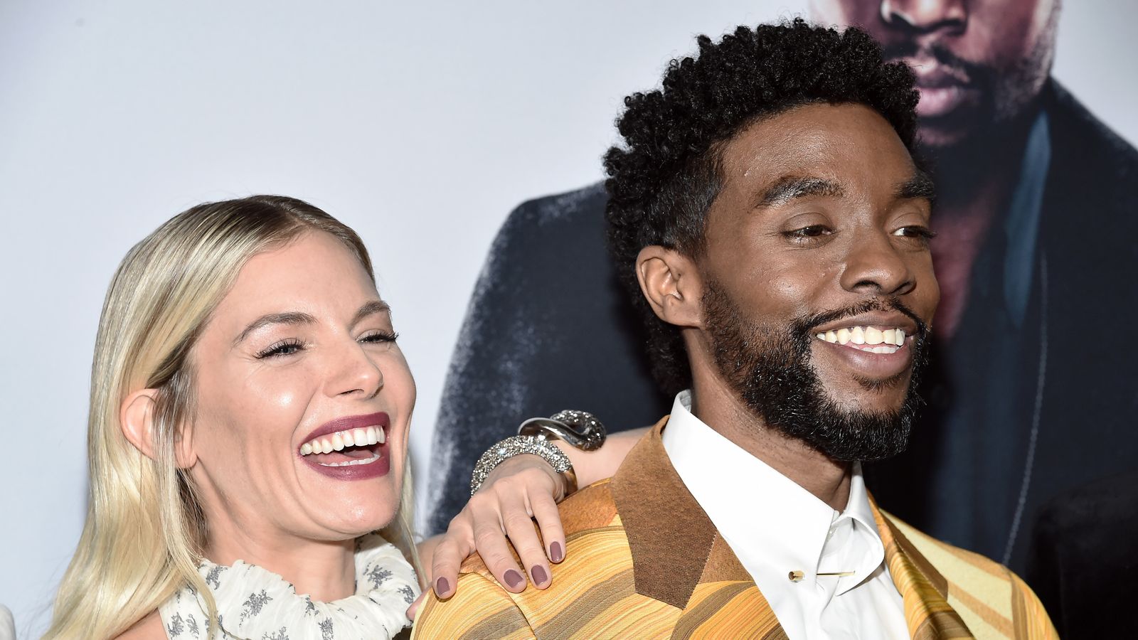 Por que Chadwick Boseman doou parte de seu salário para Sienna Miller?