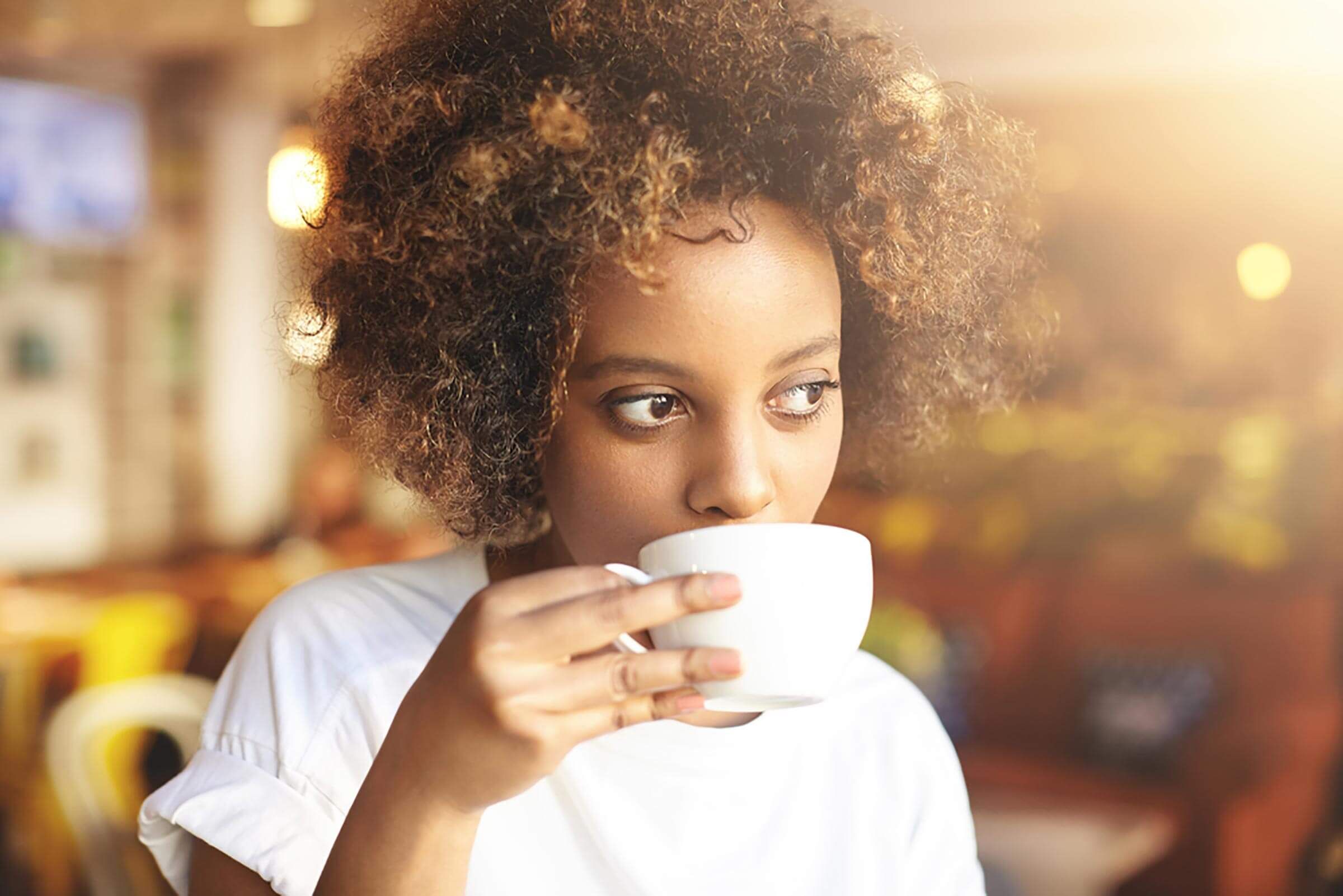 Por que você não deve tomar café em jejum?