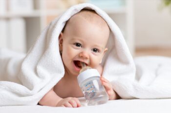 Por que não devemos dar água a um bebê com menos de seis meses de vida?